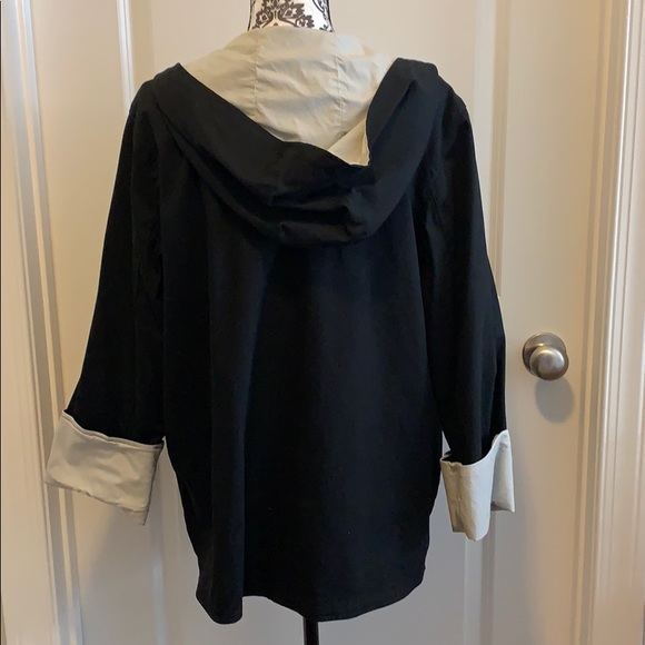 Woman’s fully lined hooded jacket in black/tan. - Picture 6 of 8